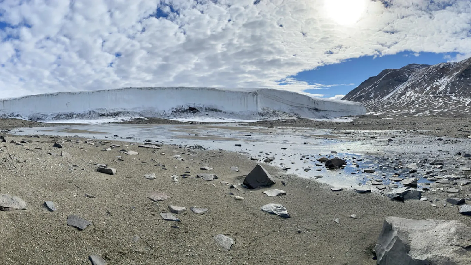 Panorama picture of a glacier trail