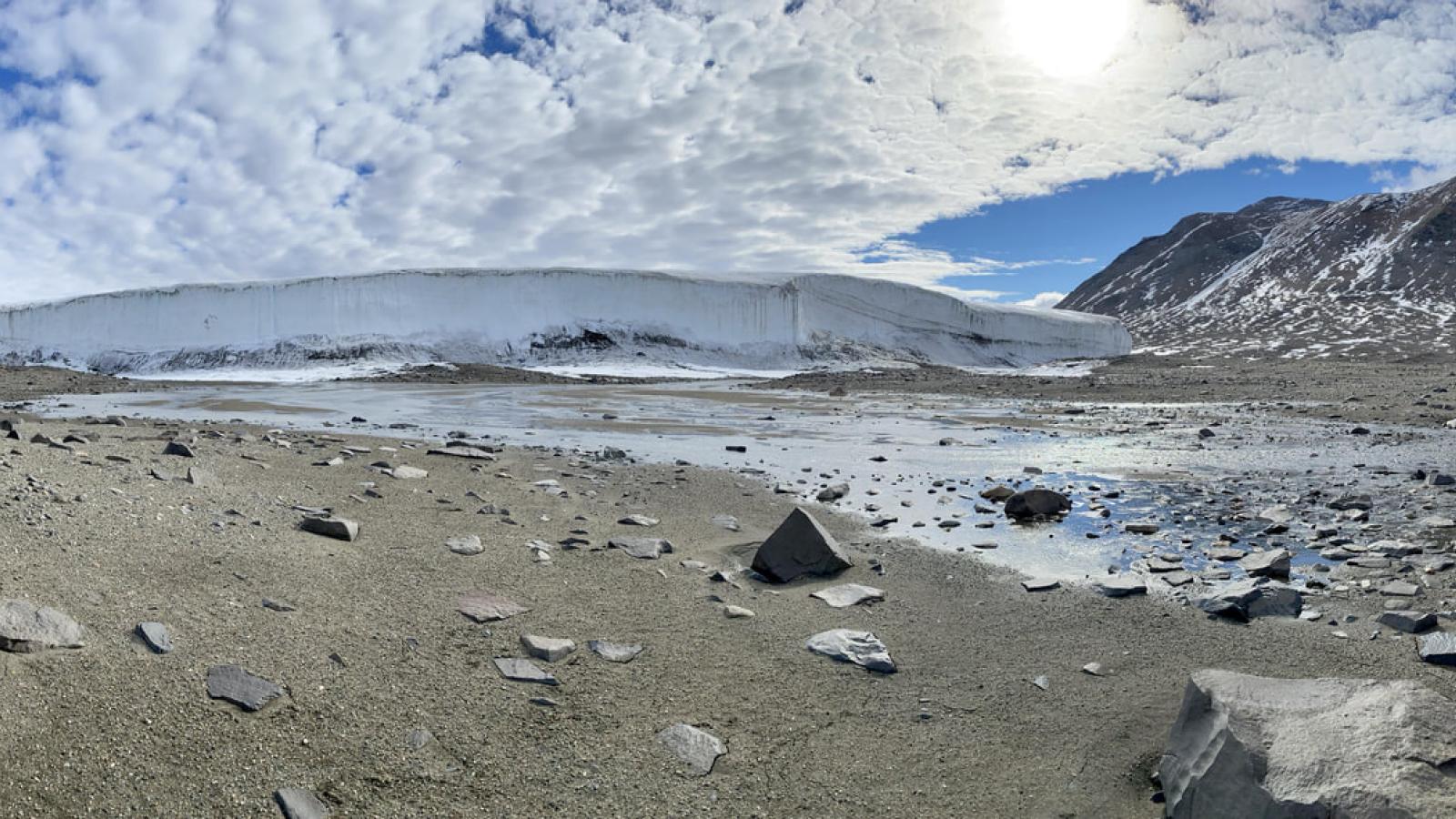 Panorama picture of a glacier trail