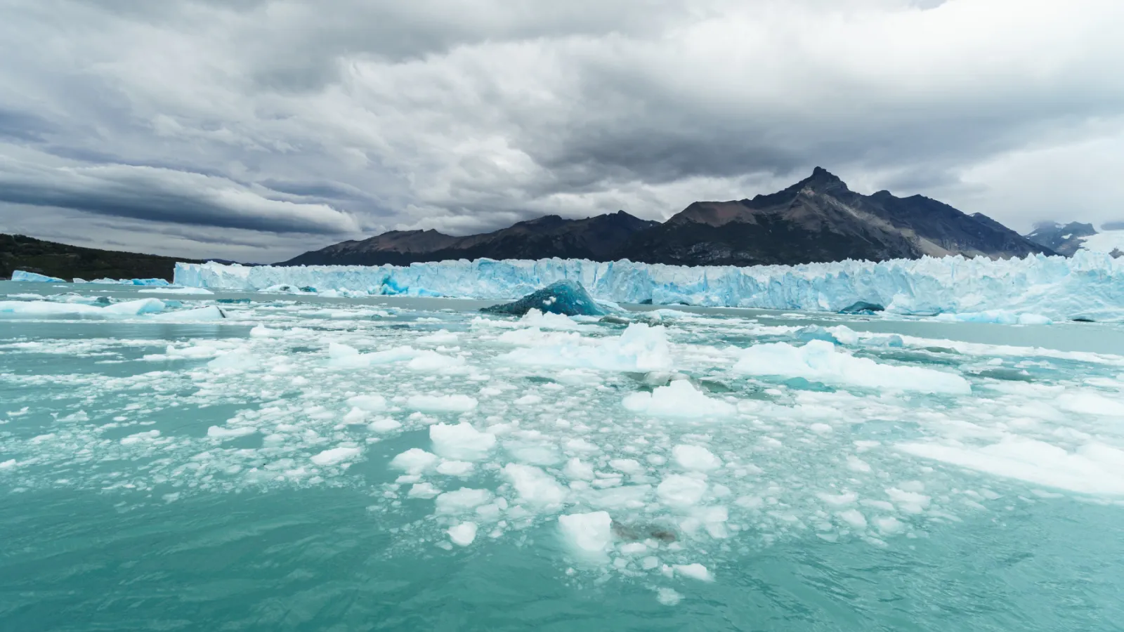 Landscape photo showcasing the melting of a glacier 