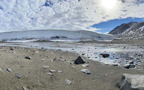 Panorama picture of a glacier trail