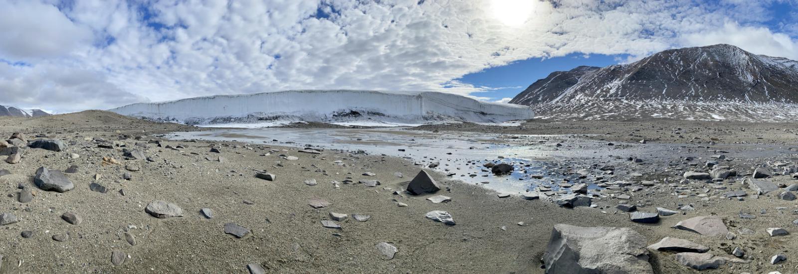 Panorama picture of a glacier trail