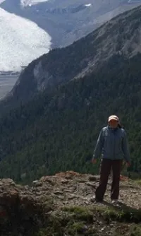 Julie Markus in front of a snow-covered mountain.